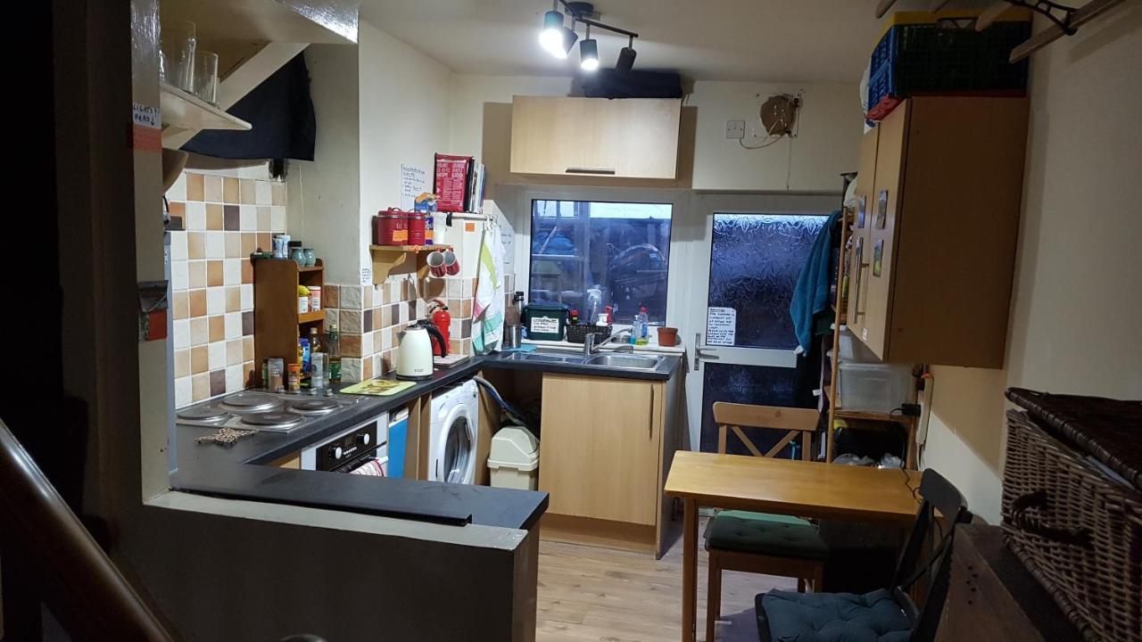 'Yellow Wood Micro Hostel-Eco Urban Bothy Style Very Basic But Cosy Redecorating But Cheap & Friendly Quiet Time Lockout 11Pm-7Am Bring Towel Or Hire ブレコン エクステリア 写真