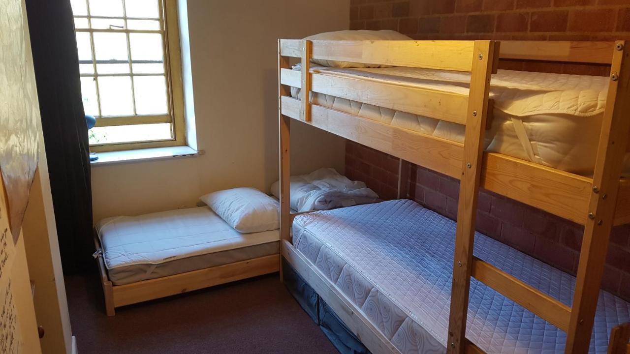 'Yellow Wood Micro Hostel-Eco Urban Bothy Style Very Basic But Cosy Redecorating But Cheap & Friendly Quiet Time Lockout 11Pm-7Am Bring Towel Or Hire ブレコン エクステリア 写真