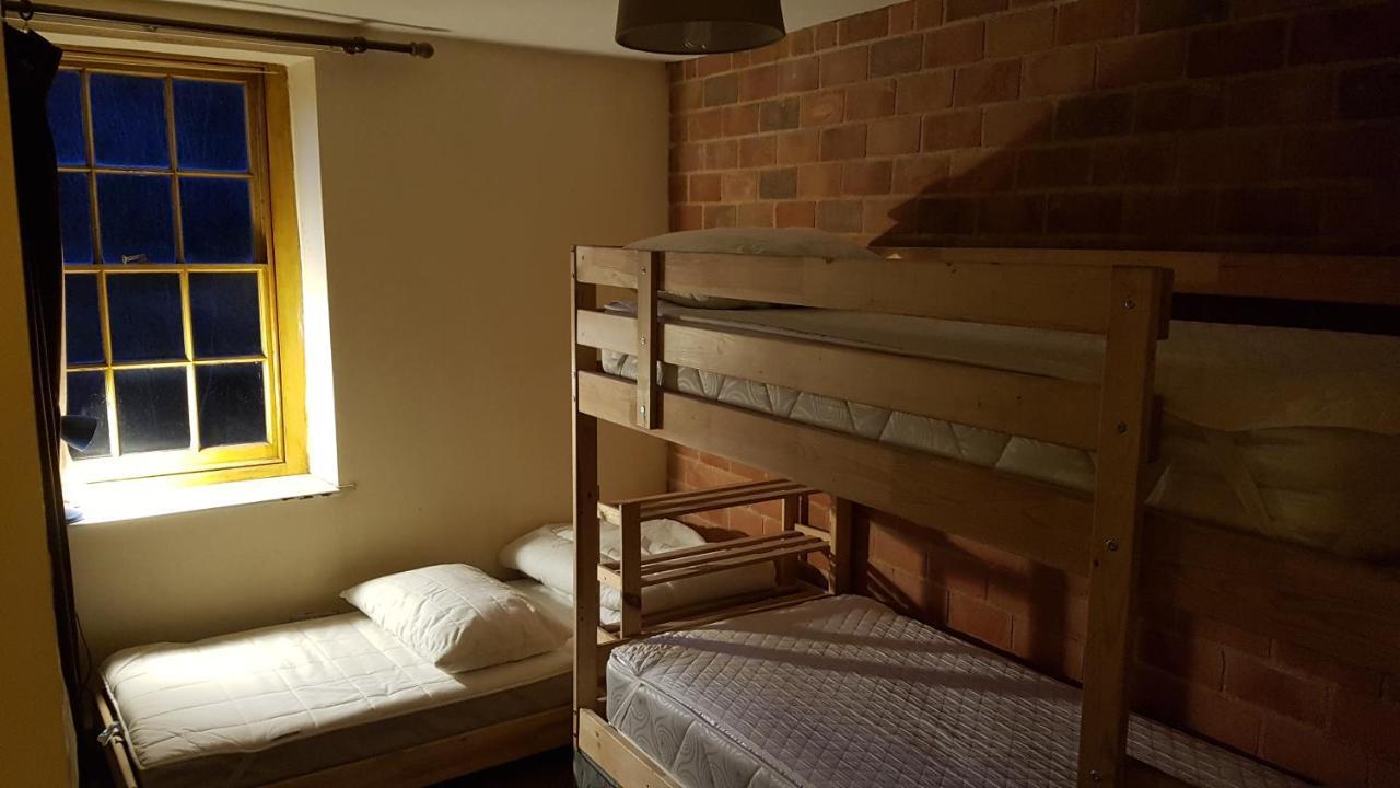 'Yellow Wood Micro Hostel-Eco Urban Bothy Style Very Basic But Cosy Redecorating But Cheap & Friendly Quiet Time Lockout 11Pm-7Am Bring Towel Or Hire ブレコン エクステリア 写真