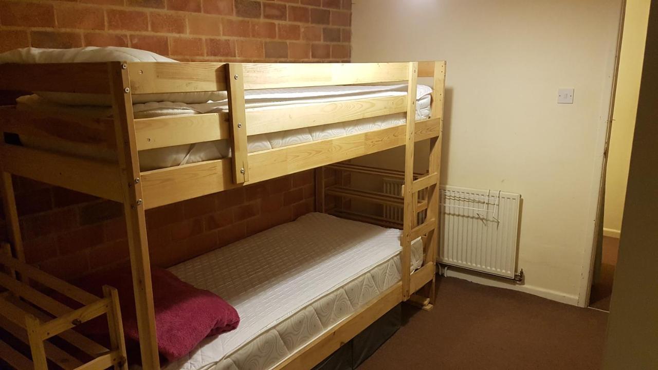 'Yellow Wood Micro Hostel-Eco Urban Bothy Style Very Basic But Cosy Redecorating But Cheap & Friendly Quiet Time Lockout 11Pm-7Am Bring Towel Or Hire ブレコン エクステリア 写真