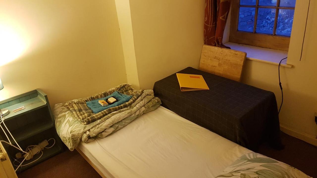 'Yellow Wood Micro Hostel-Eco Urban Bothy Style Very Basic But Cosy Redecorating But Cheap & Friendly Quiet Time Lockout 11Pm-7Am Bring Towel Or Hire ブレコン エクステリア 写真