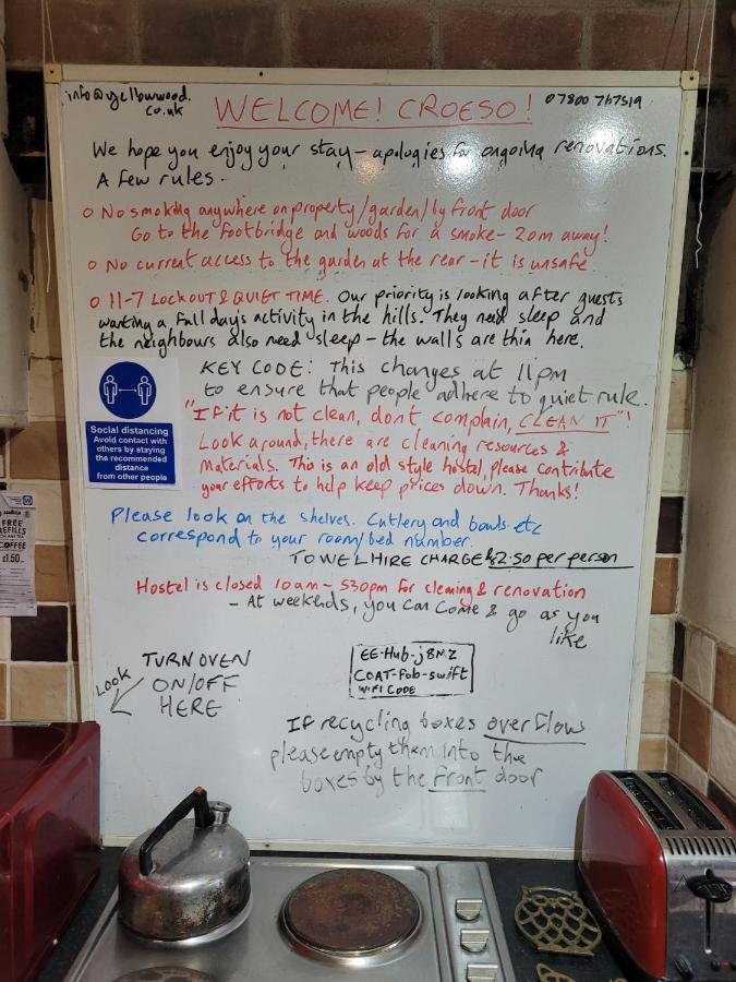 'Yellow Wood Micro Hostel-Eco Urban Bothy Style Very Basic But Cosy Redecorating But Cheap & Friendly Quiet Time Lockout 11Pm-7Am Bring Towel Or Hire ブレコン エクステリア 写真