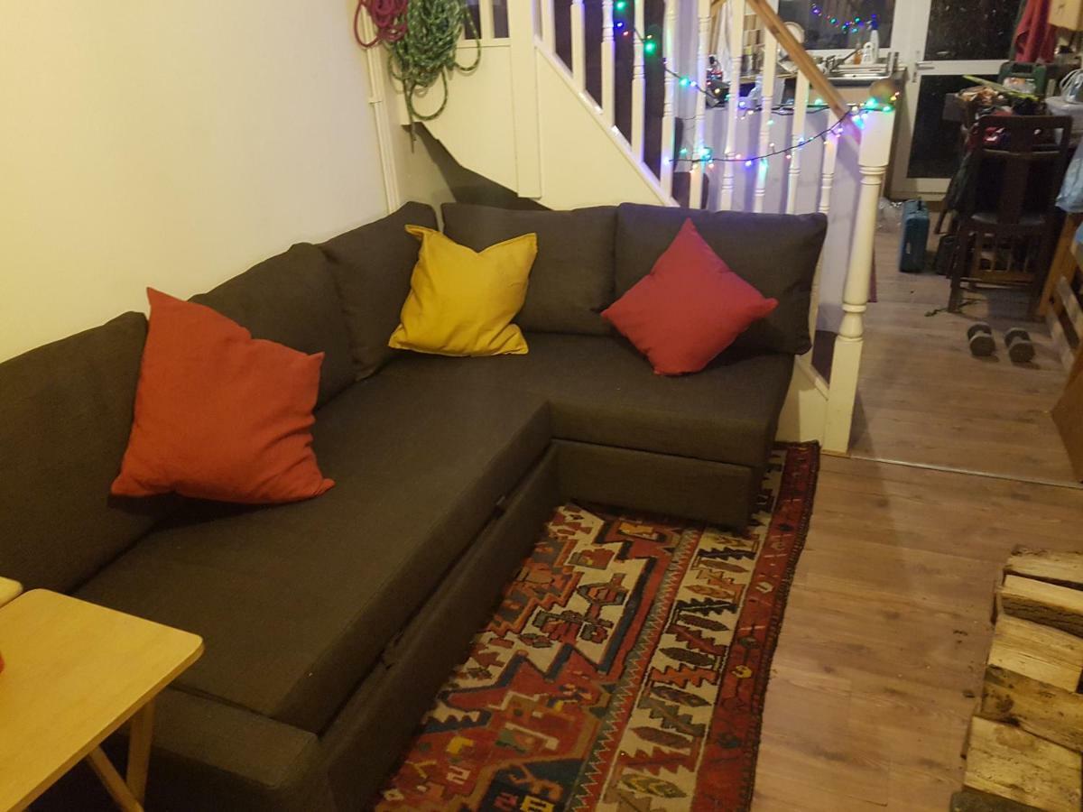 'Yellow Wood Micro Hostel-Eco Urban Bothy Style Very Basic But Cosy Redecorating But Cheap & Friendly Quiet Time Lockout 11Pm-7Am Bring Towel Or Hire ブレコン エクステリア 写真