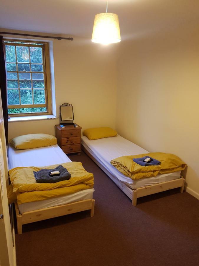 'Yellow Wood Micro Hostel-Eco Urban Bothy Style Very Basic But Cosy Redecorating But Cheap & Friendly Quiet Time Lockout 11Pm-7Am Bring Towel Or Hire ブレコン エクステリア 写真